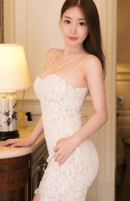 时尚 身材微胖的小姐姐,时尚穿搭蕾丝吊带连衣裙,尽显迷人身段