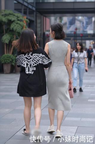 街拍被针织裙包裹,让自己尽享靓丽舒适的感觉