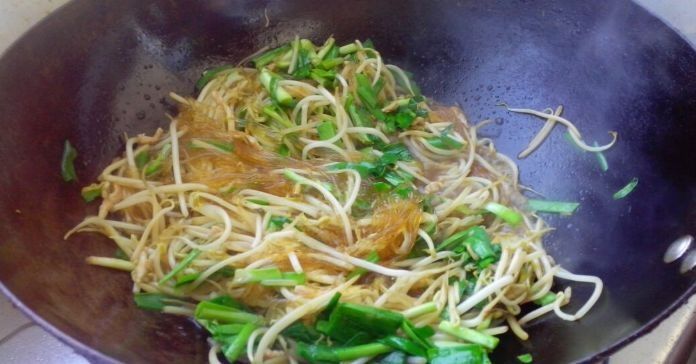 炒豆芽,先焯水还是直接炒?第一步就错,难怪不脆不入味,还腥!