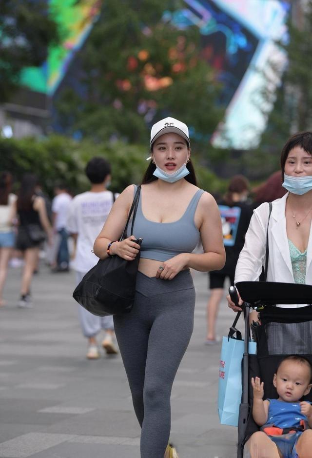 时尚 穿出时尚气质的打底裤装扮,展现优美韵律与时尚品味,飘逸潇洒