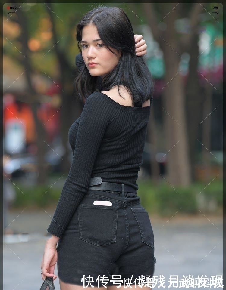 长腿 买鞋的时候穿上一双黑色的长靴，增加了长腿。