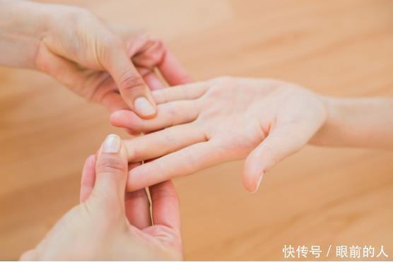 手上|捏手指能预防疾病手上的小穴位,每天捏5分钟,预防三高最有效