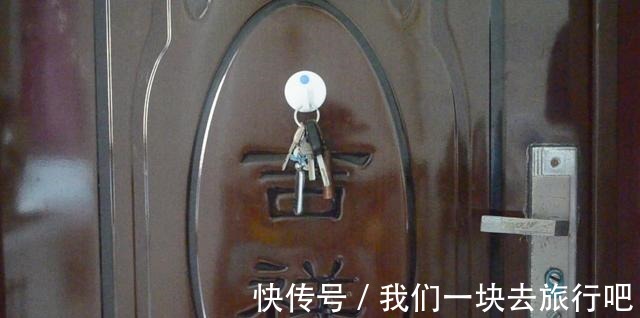 在门上贴一个挂钩,用途太棒了,很多家庭还不知道,早些提示家人!