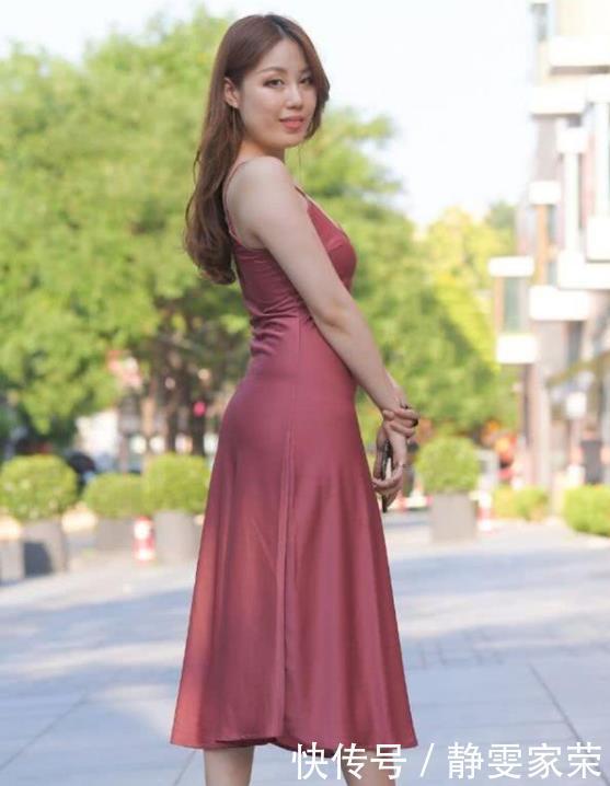 街拍皮肤白皙的美女,身穿个性条纹连衣裙,尽显婀娜多姿的好身材