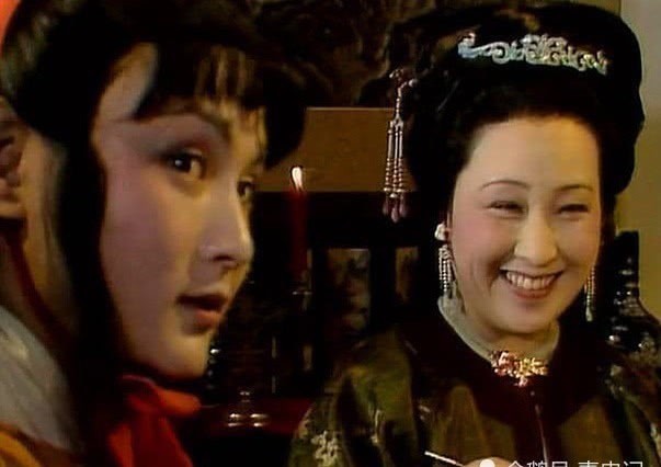 薛姨妈|薛宝钗那块金锁怎么来的?丫环莺儿道出真假,揭了她的底