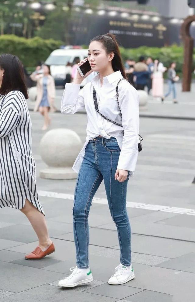 白衬衫|时尚清新的小姐姐，蓝色牛仔裤搭配白衬衫，充满青春活力的气息
