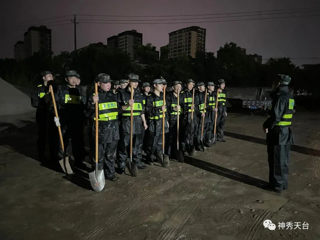 天台赤城应急救援队|救援队的故事丨１个晚上装了2000多个沙袋，感受下天台赤城应急救援队的