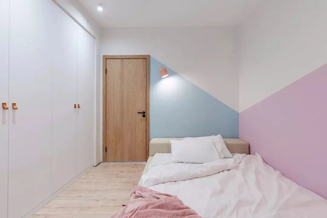 衣帽间|你家衣柜还做上下分体现在流行这样一门到顶的设计，时尚又大气