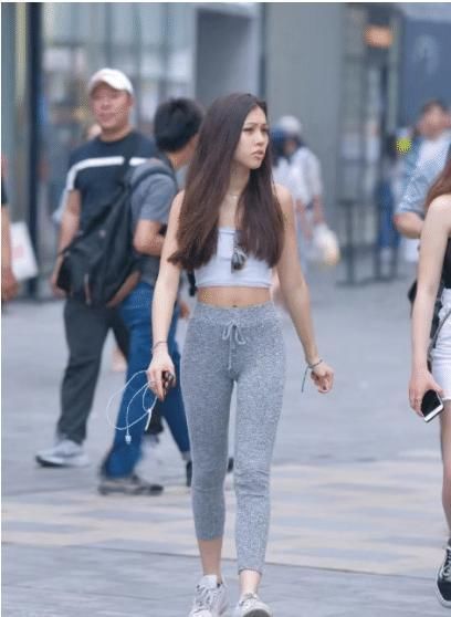 健身|有马甲线的健身女孩,搭配瑜伽套装,不要太迷人