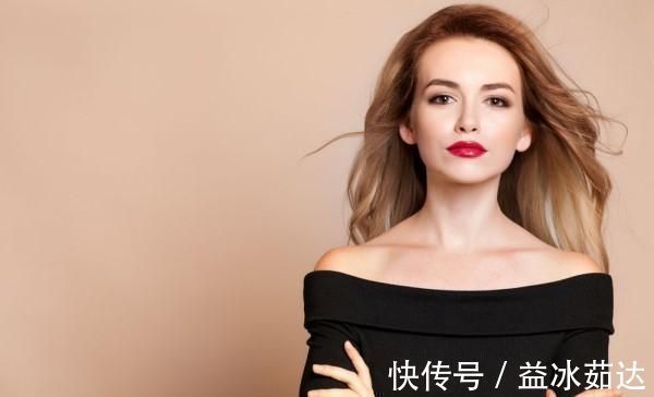 女儿|女儿结婚,却被亲妈抢了风头,网友这丈母娘是什么神仙颜值