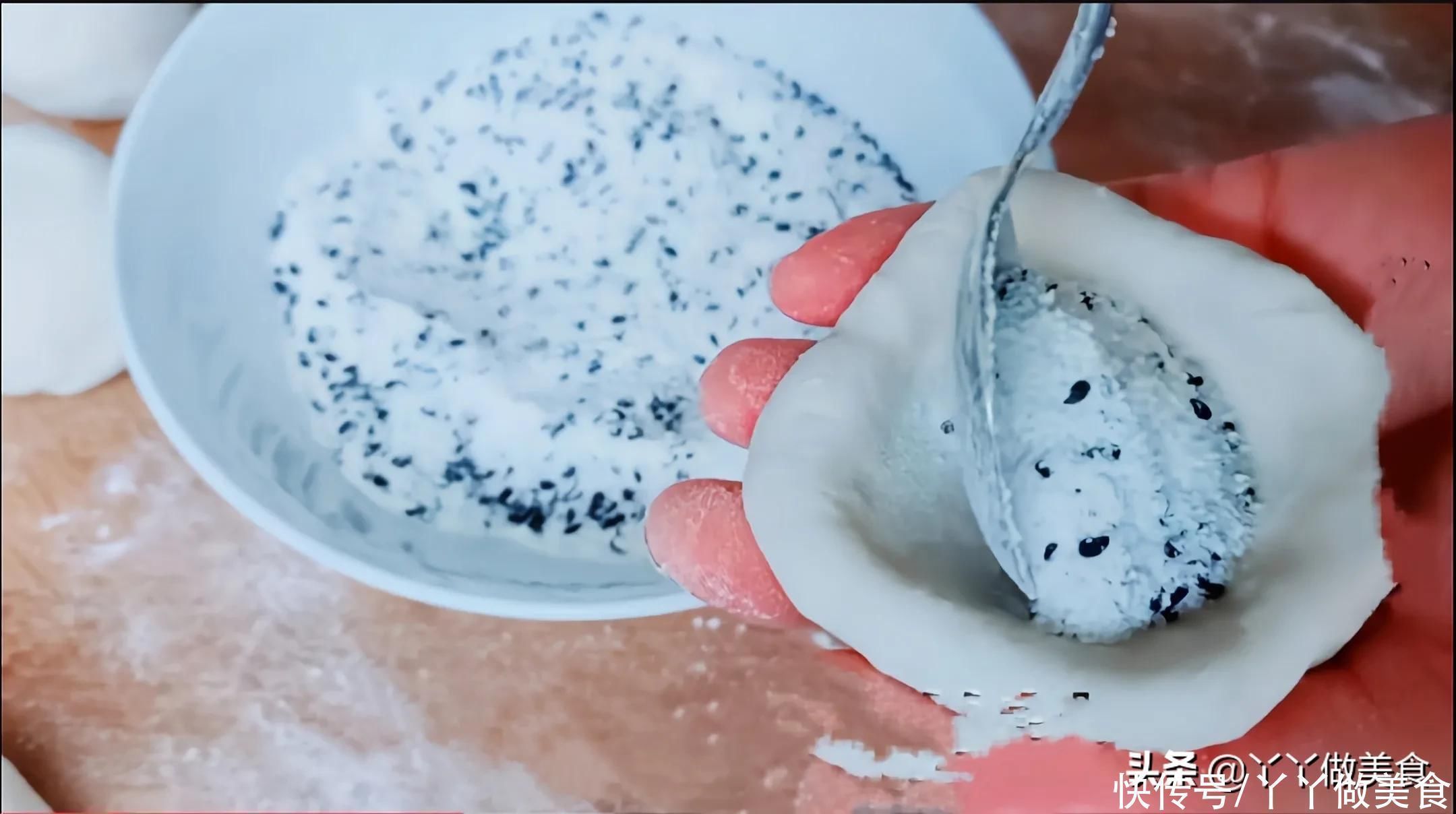 面粉|孩子最喜欢的烫面糖饼，5分钟教你在家做，步骤详细，看了你也馋