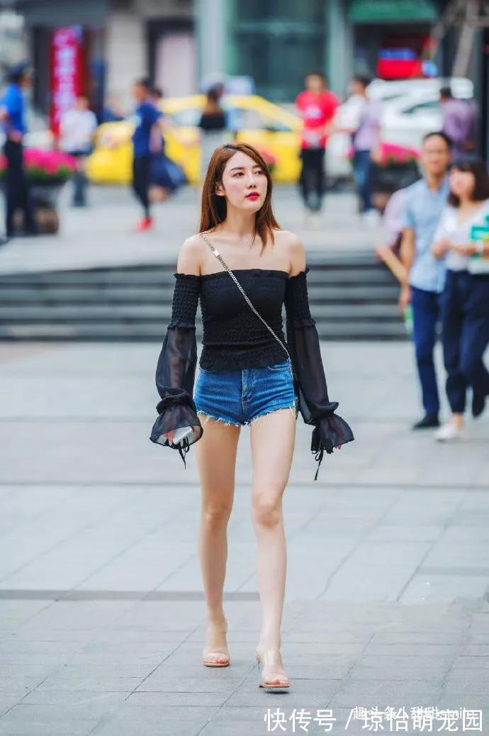 街拍|美女脚上搭配着一双银色的尖头高跟鞋，让她显得更加的美丽