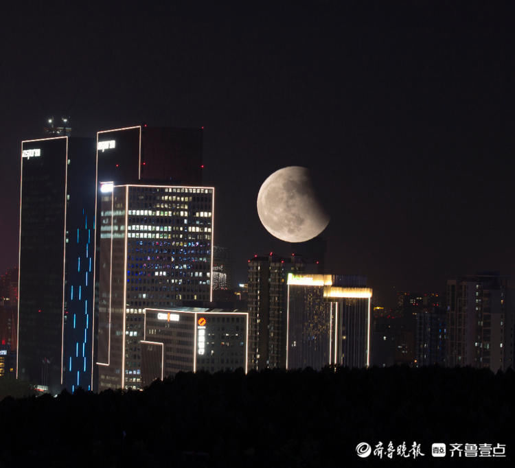 最长月偏食来啦！情报员镜头记录喜提红包|11月19日最佳情报| 偏食