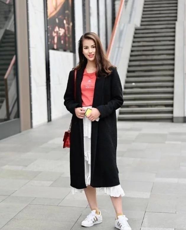 街拍:小美女呢子大衣搭配百褶蛋糕裙,温柔又乖巧,笑容甜美可爱