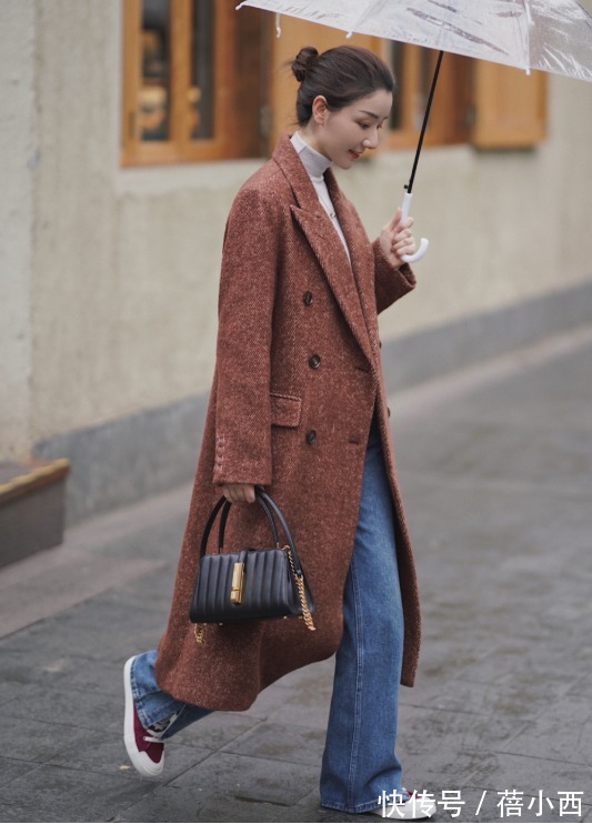 时髦|今年多穿“大衣”,内搭毛衣+牛仔裤,下搭帆布鞋、靴子时髦高级