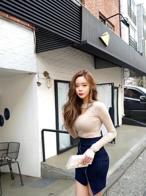 看上去|修身大气的一款拼接连衣裙,时尚百搭穿着整个人看上去干净清爽