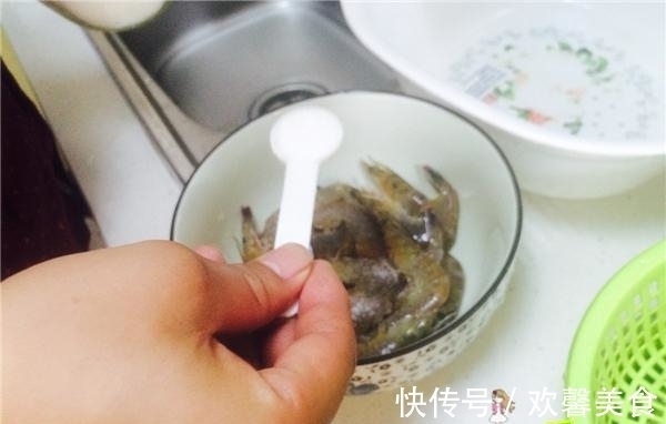 好吃|烧虾的小技巧,只需加一步,入味又好吃,家人都抢着吃