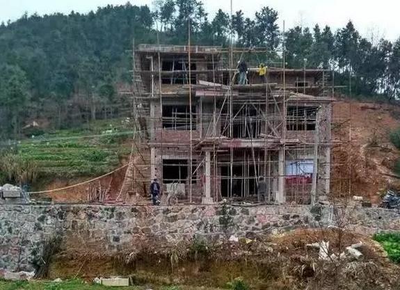 全村|花35万回老家盖房，三层别墅人人羡慕，一场暴雨我成了全村笑话