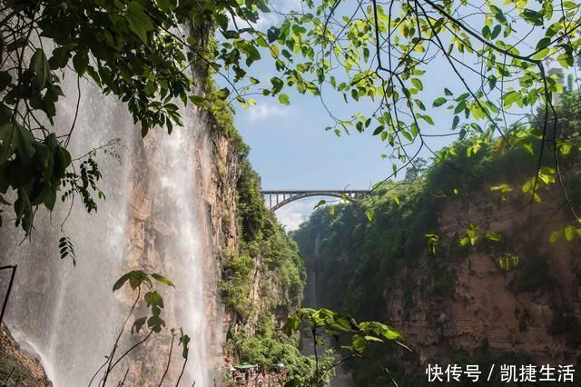 铁索桥|实拍我国最“惊险”的地缝景观，瀑布高100多米，比黄果树还壮观