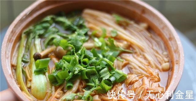 天气转冷，最爱这懒人饭，热乎乎一锅出，好吃又过瘾！