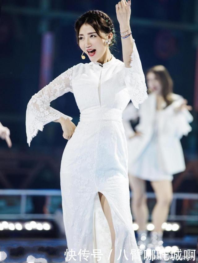 初秋时节，美女穿V领针织连衣裙，看起来很清凉