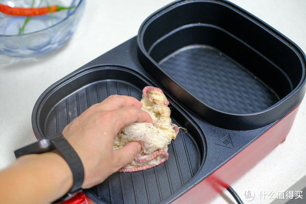 电火锅|九阳不粘涮烤一体机测评：1400W分区独立控温，品牌联名一定贵？