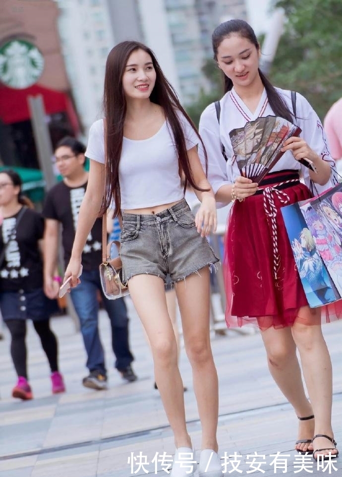  高贵|街拍: 穿热裤的美女, 营造出高贵美丽的强大气场!