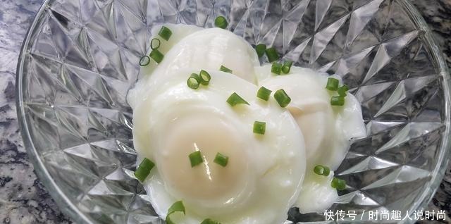 天气炎热,试试这道水煮荷包蛋,不用油也能做,好吃好看又清淡