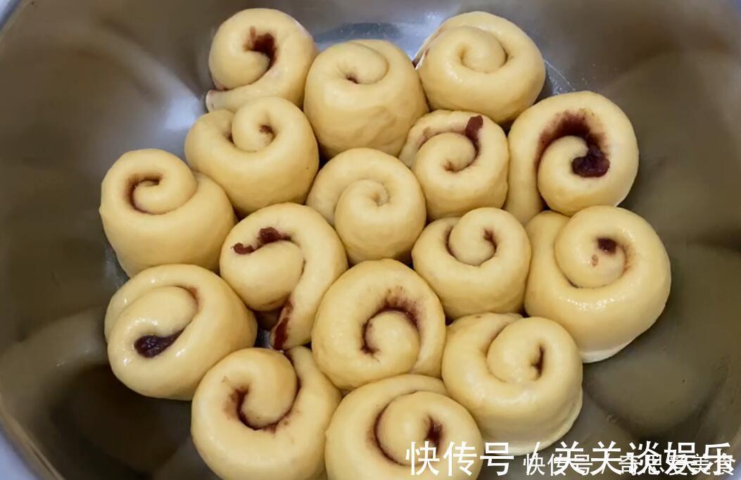 豆沙卷|想吃面包不用买了,4个鸡蛋一碗面,做出来的面包又拉丝又暄软