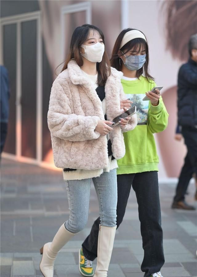 味道 白色长靴,有点特别多味道,深秋时节可以这样搭配