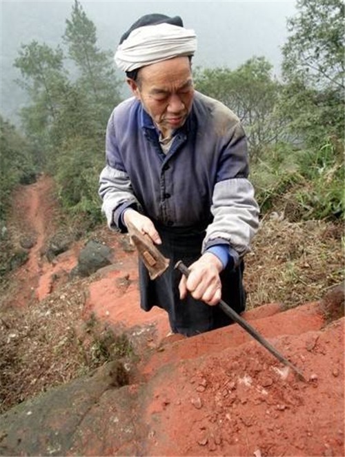 爱情天梯|他娶大10岁漂亮寡妇，逃避世人眼光躲进深山，50年凿出6208级天梯