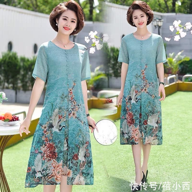 50岁女人应该怎样打扮？不要“扮嫩”，穿对连衣裙气质才更高贵