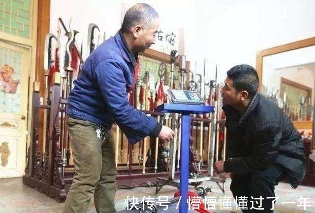 青龙偃月刀@尴尬:关公“青龙偃月刀”重出江湖,却无人能够单手举起!