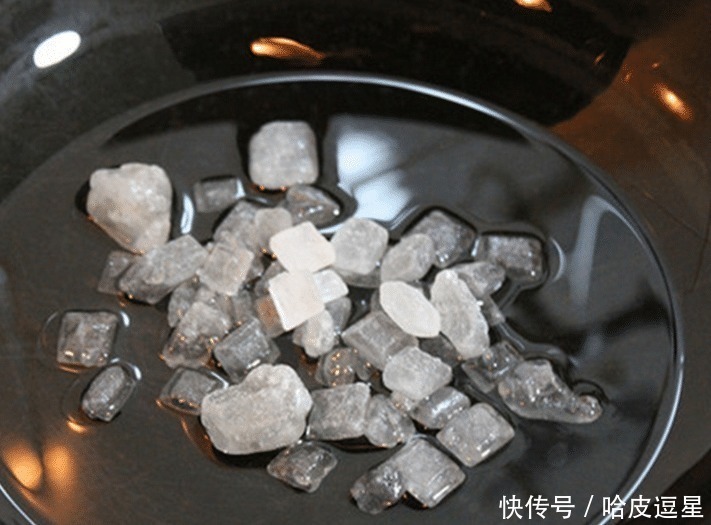 炒糖色，别直接炒糖！大厨：多做1步，颜色红亮，味道香甜不发苦