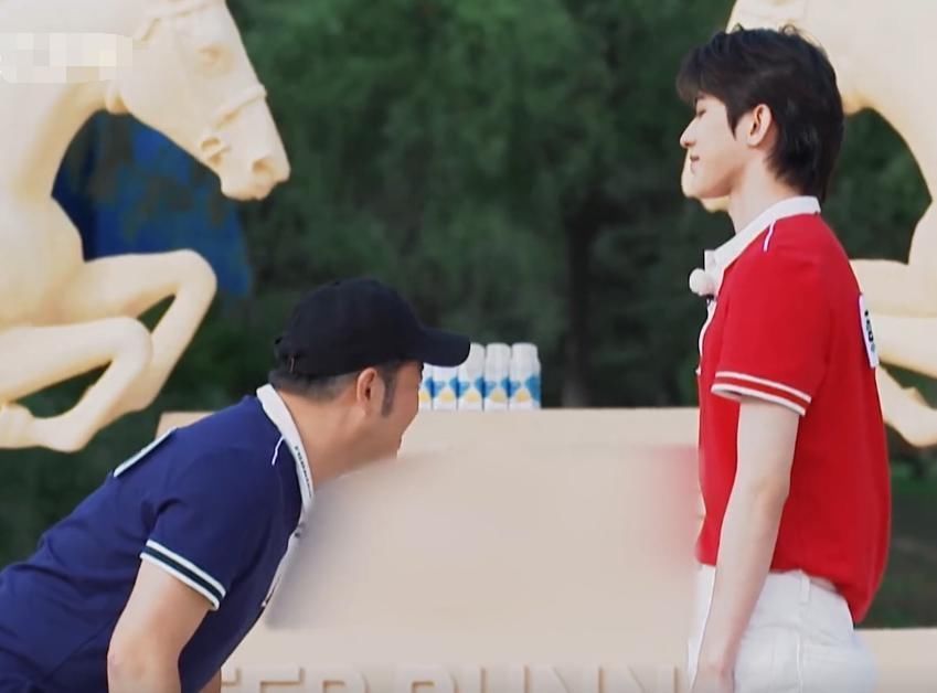 镜头 蔡徐坤为了能赢“作弊”当镜头扫到他的腿,网友太明目张胆了