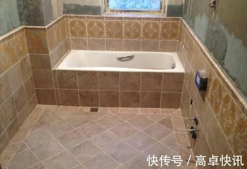 卫生间|老师傅卫生间是这样贴瓷砖了,太聪明了,难怪住几十年不漏水