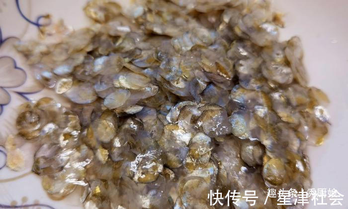 孜然粉|鱼鳞营养极高,却常被当垃圾丢掉,简单一做,比肉还香,真解馋