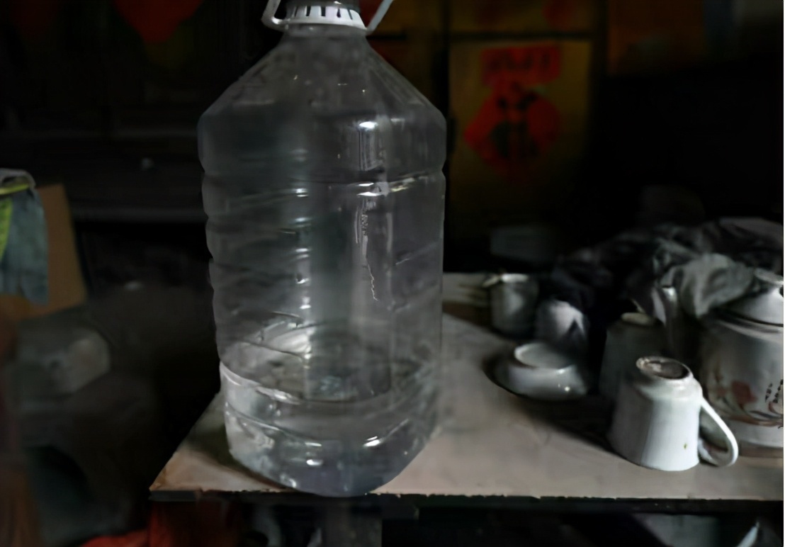 儿孙们|101岁农村爷爷,1天喝半斤白酒,生活方式奇特,逢人便讲长寿经验