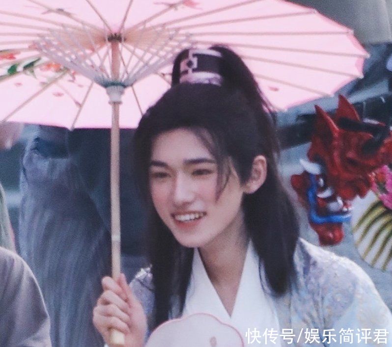 路透照|宋亚轩玩游戏好认真，拖鞋证明清白，却意外暴露自己的身高