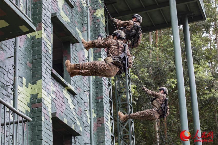 广西南宁：武警特战队员节后练兵忙