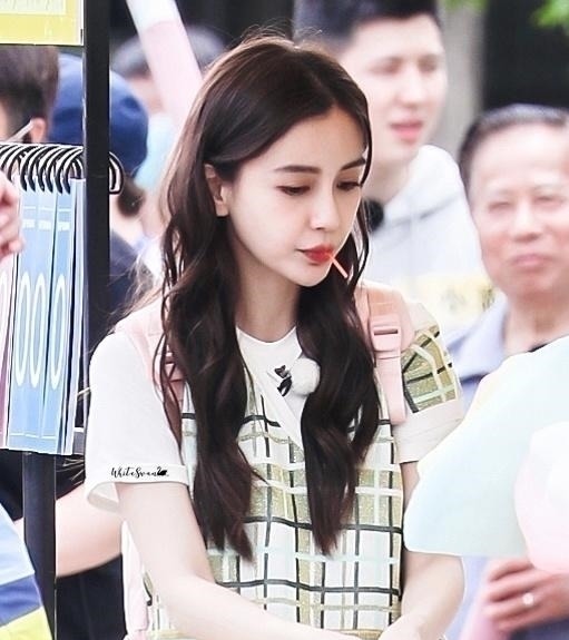 跑男录制被网友偶遇，baby背粉色书包与蔡徐坤同框哪里像31岁的人