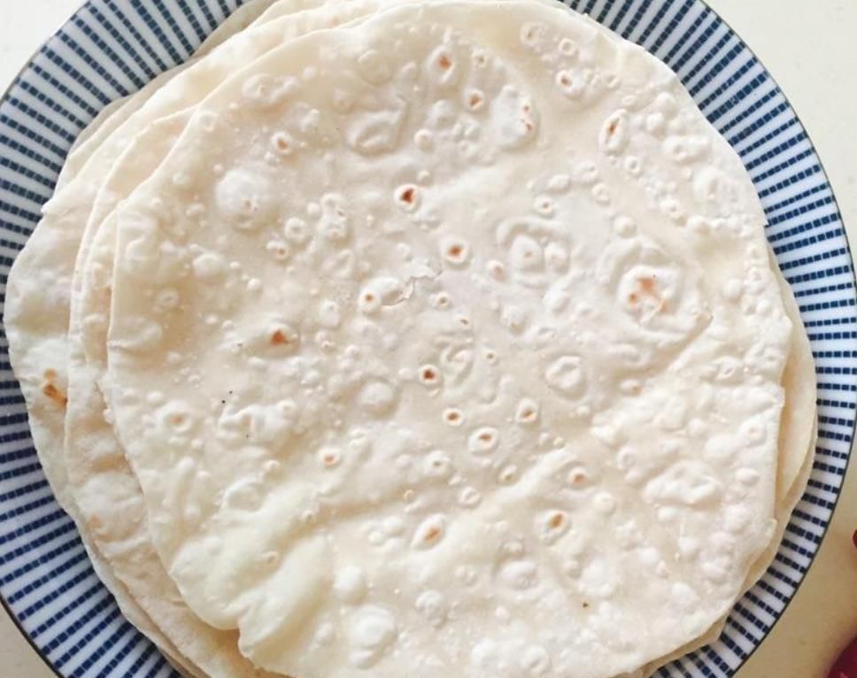 大饼|电饼铛烙饼时，掌握这几个小技巧，层多柔软，放几天也不会硬