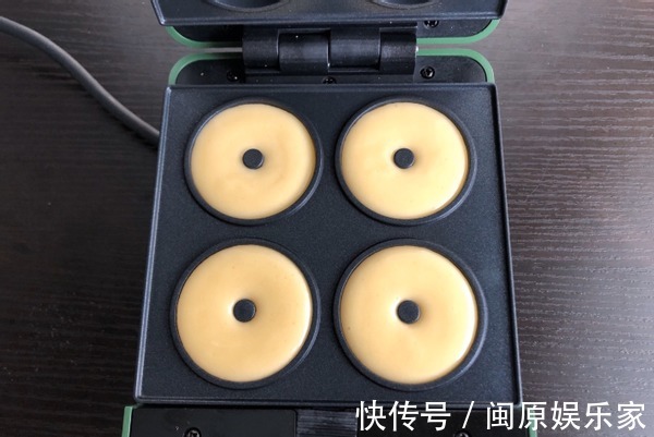 好吃|甜甜圈懒人做法,不用烤箱,无需打发,一口一个,好吃到停不下来