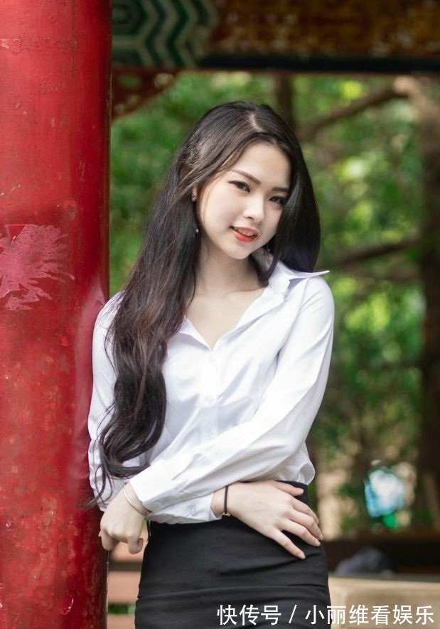 白色衬衫|包臀短裙搭配白色衬衫，是非常百搭的职场穿搭，简洁大方又时尚