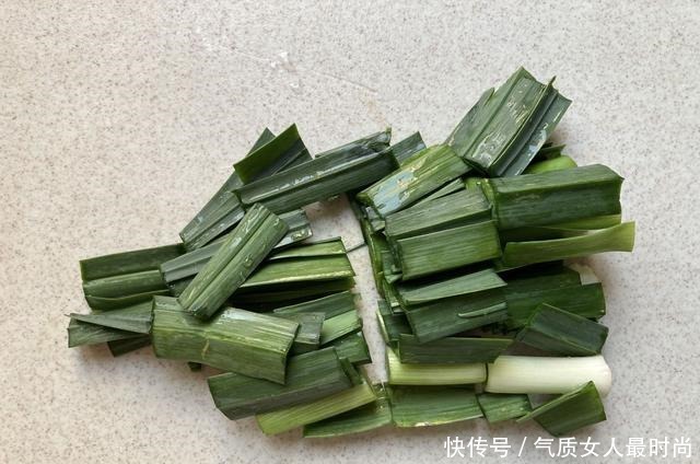 天冷就爱吃这菜，炒一炒五分钟就上桌，爽口美味，全家人都爱吃