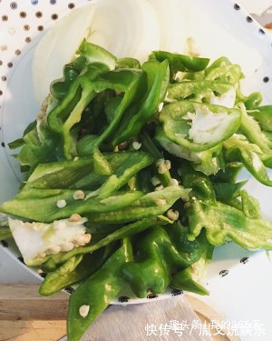 回锅肉百吃不厌的做法,简单一做,肥而不腻,刚上桌被夹光