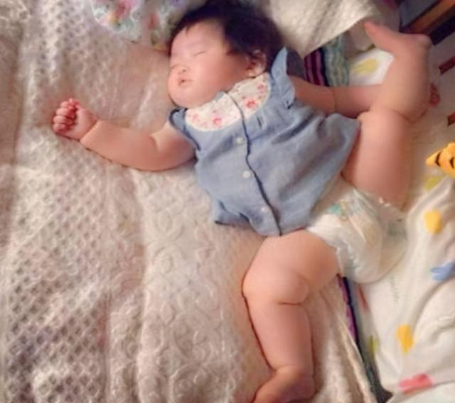 豆豆|新晋宝妈晒宝宝搞怪睡姿照,朋友评论孩子有问题,快带去检查下