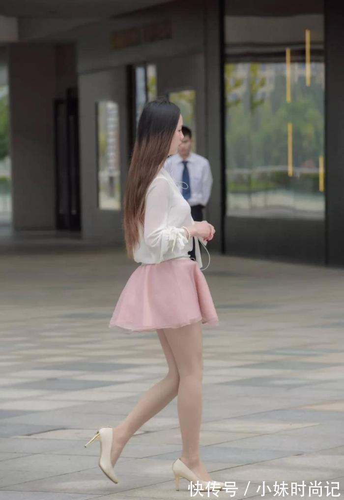 清新|街拍:打扮很清新很靓丽的美女,干净整洁的气质,多了几分淑女气质