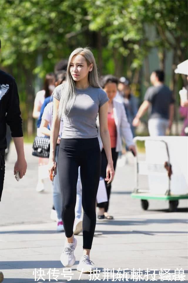 小姐姐|美女白色上衣的肚脐装搭配浅蓝色牛仔裤,塑造出身材更加挺拔有型