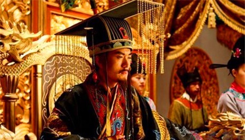 起义|他8岁封王,15岁当太子,逍遥十年不愿继位,最后被打晕抬上龙椅